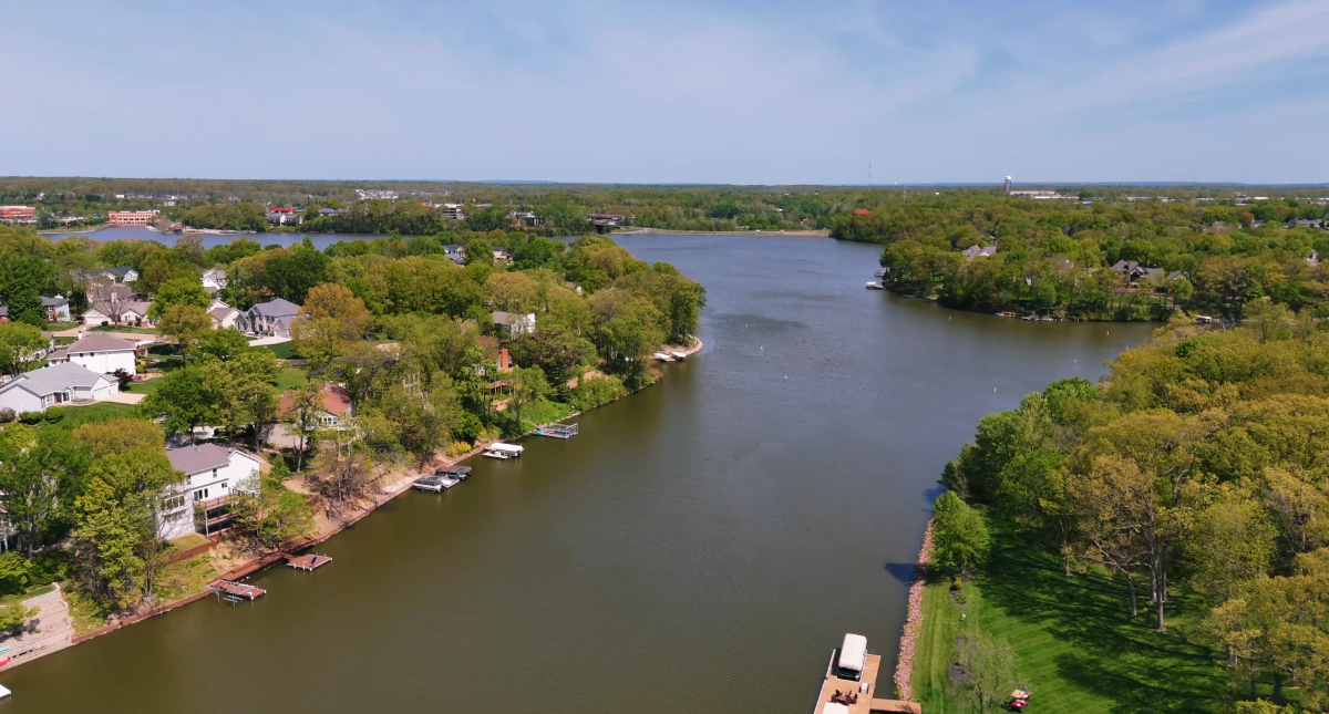 A quiet cove on Lake Saint Louis with private docks tucked along the wooded shoreline, showing the difference between cove and open-water positions