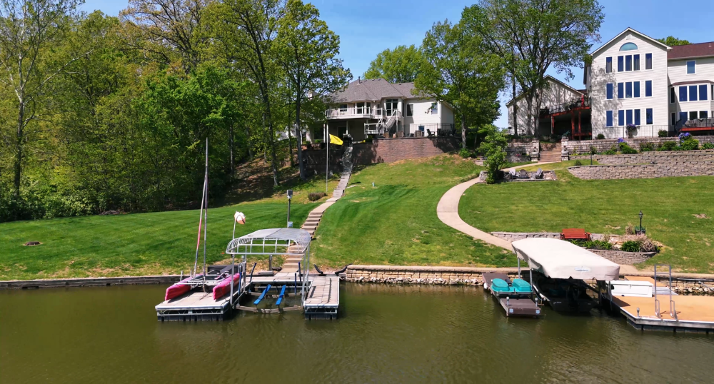 Waterfront homes with private docks on Lake St. Louis